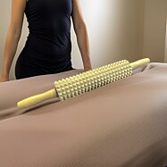 Drevený obojručný masážny valček na celé telo - veľký, 45 x 25 x 7 cm