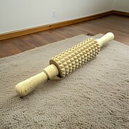 Drevený obojručný masážny valček na celé telo - malý, 28 x 12 x 4,5 cm