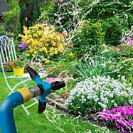 Veselá striekajúca sprcha na záhradu