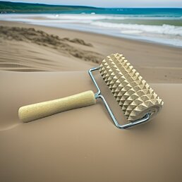 Drevený masážny ručný akupresúrny valček, 19 x 12 x 6 cm