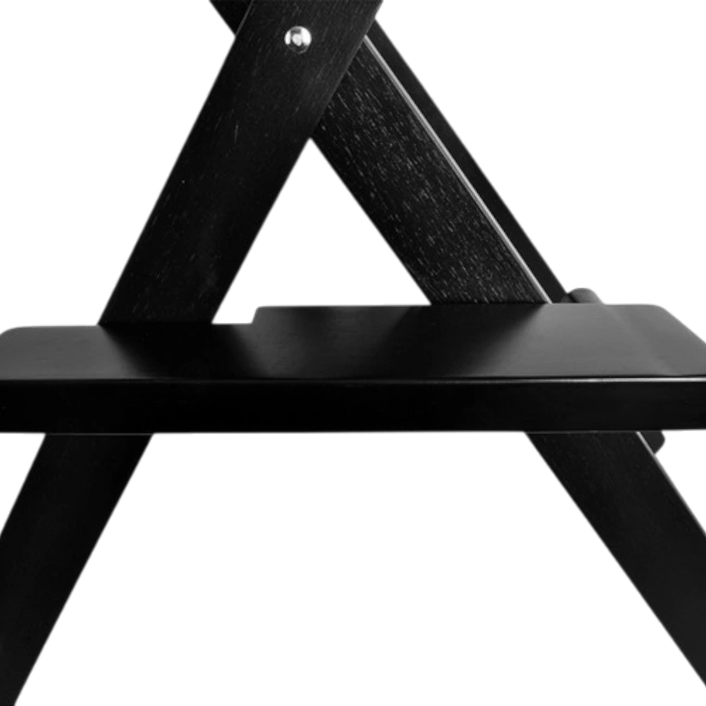 Detail skladacej drevenej make-up stoličky s opierkou nôh