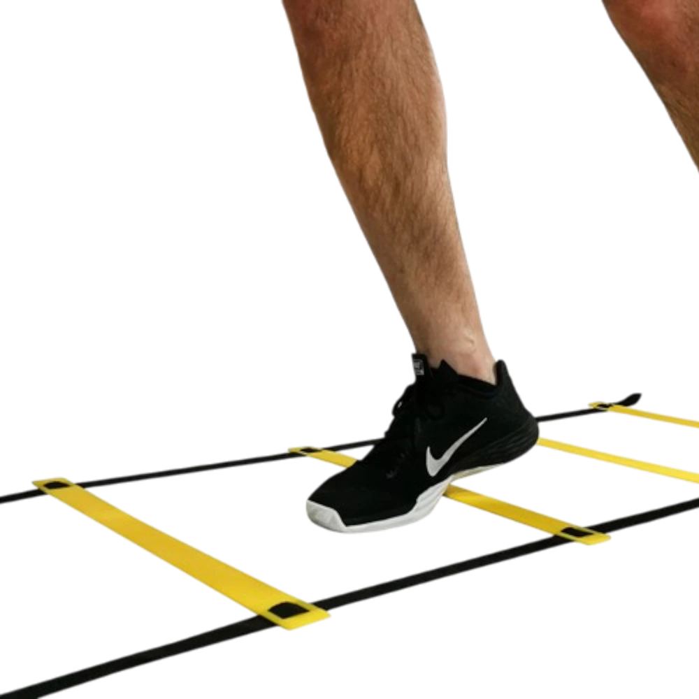 Tréningový koordinačný rebrík rozložený na trávniku – agility pomôcka