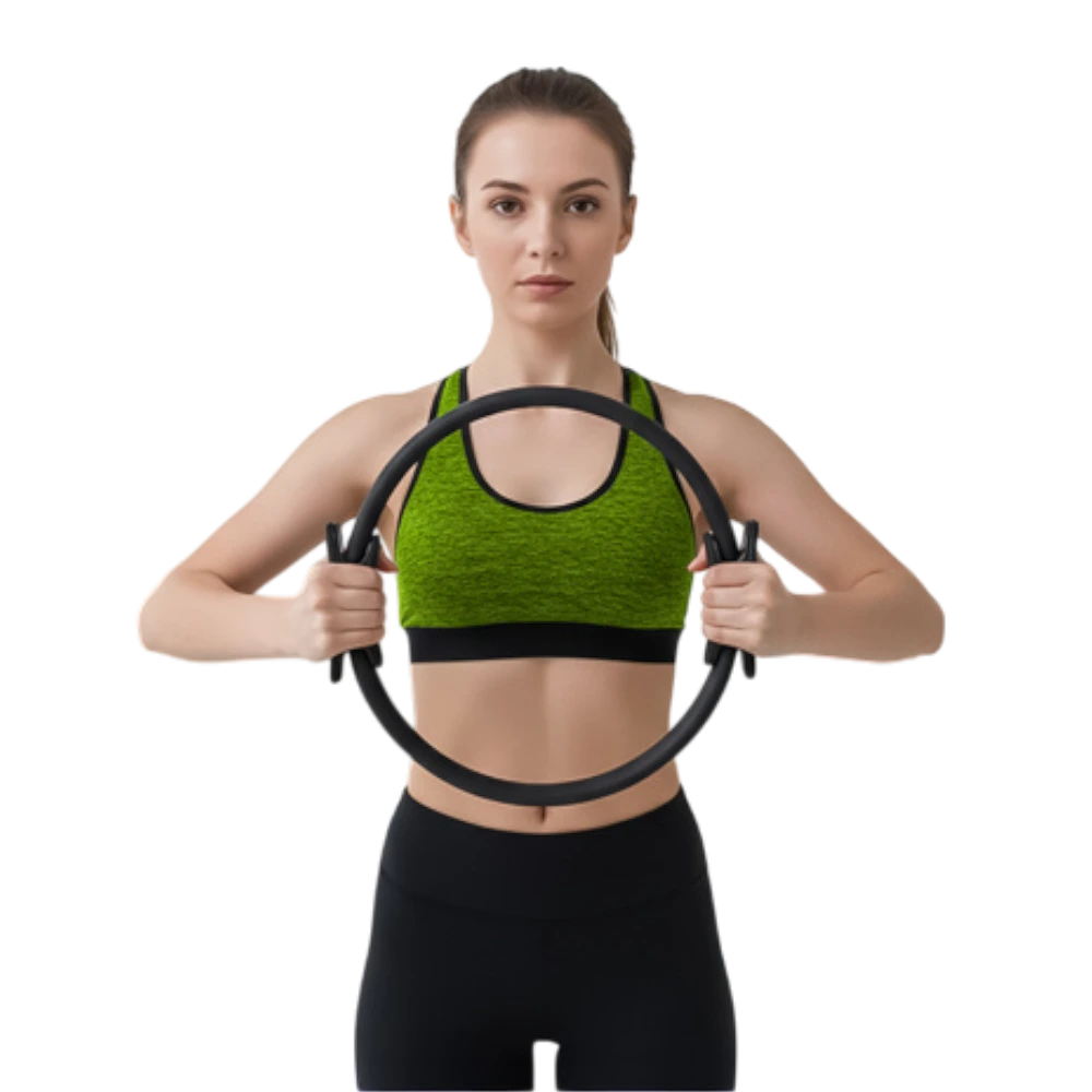 Pilates ring 38 cm v rukách počas cvičenia