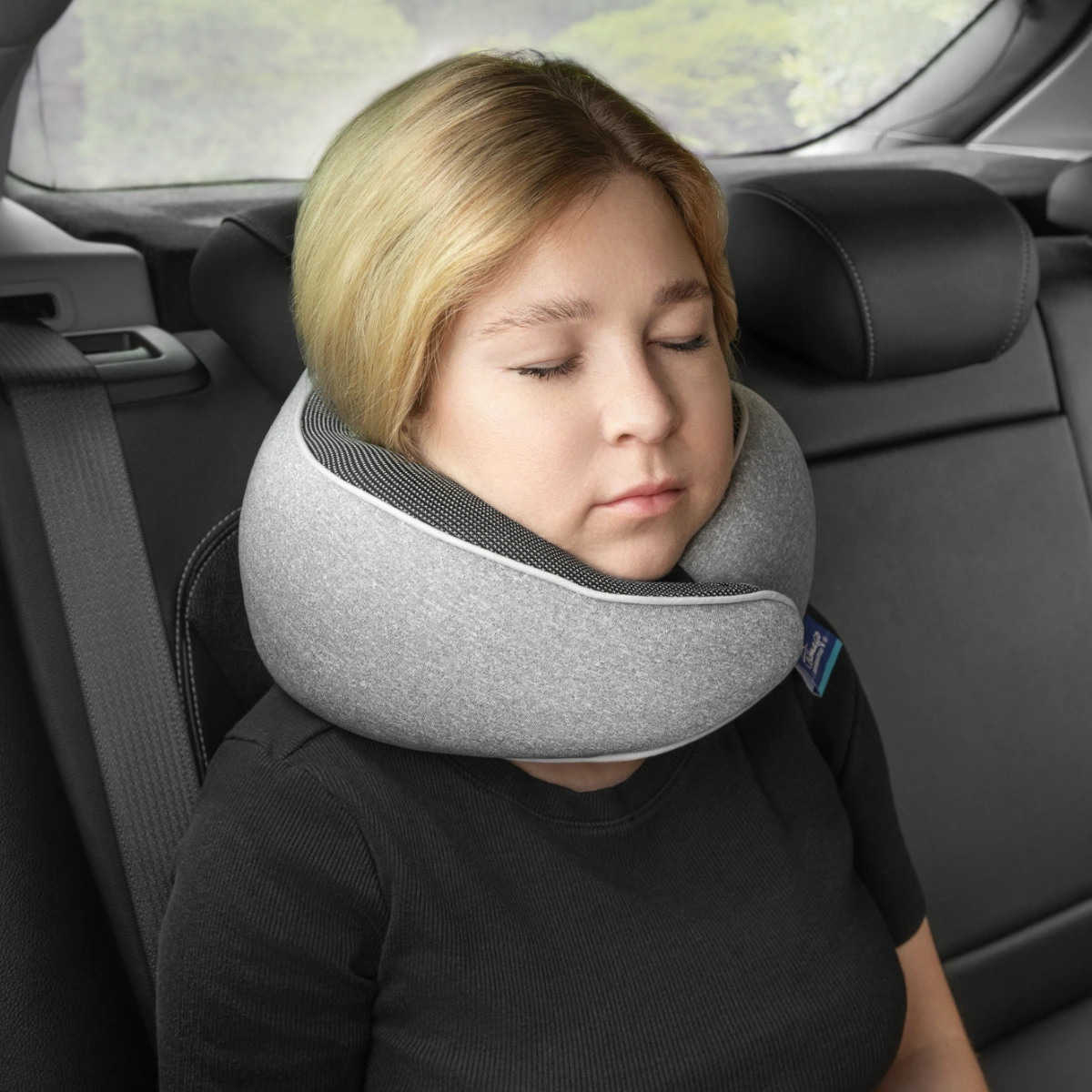 Cestovný vankúš TRAVEL SNAIL – ergonomický tvar a zapínanie