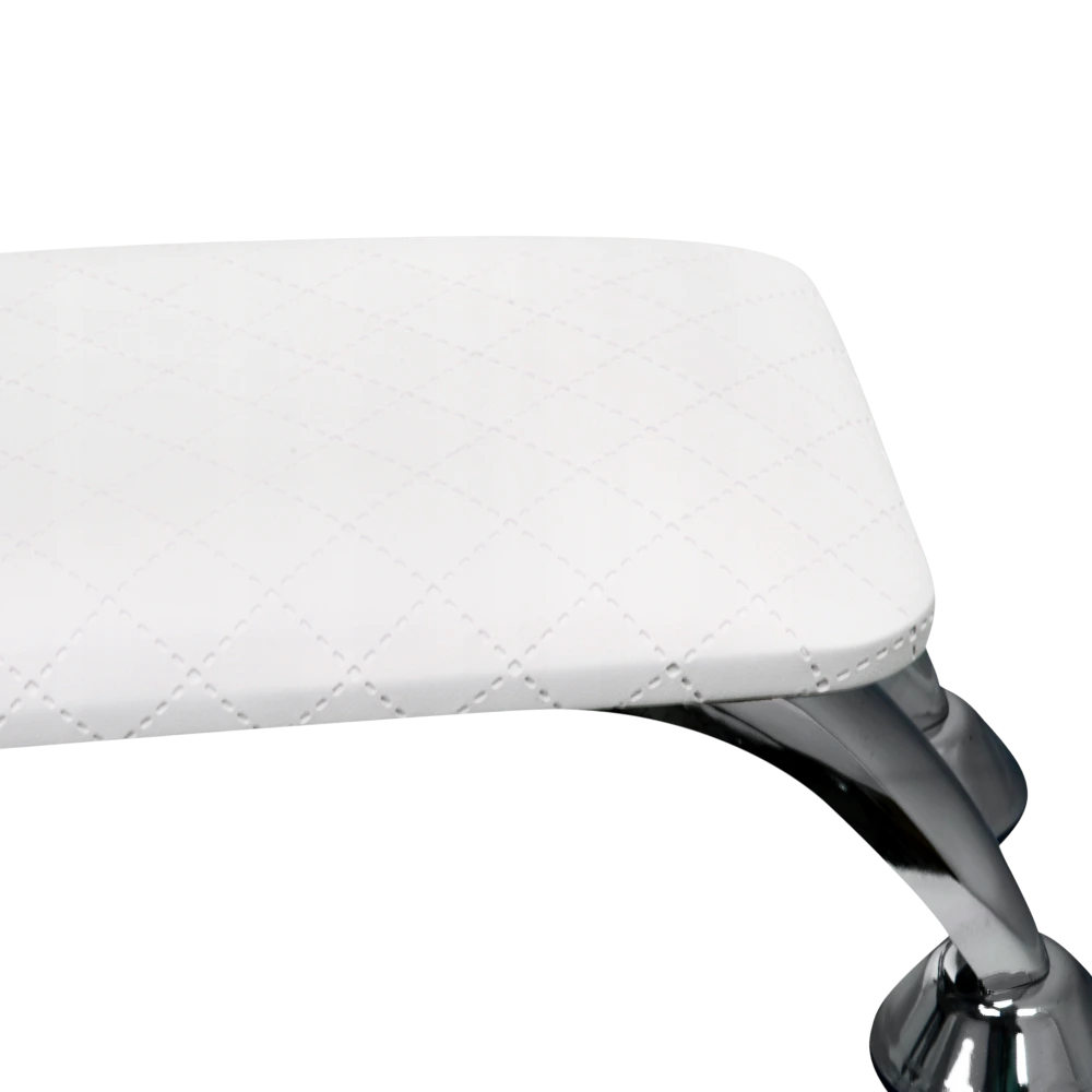 Detail manikúrnej opierky ruky v bielej farbe