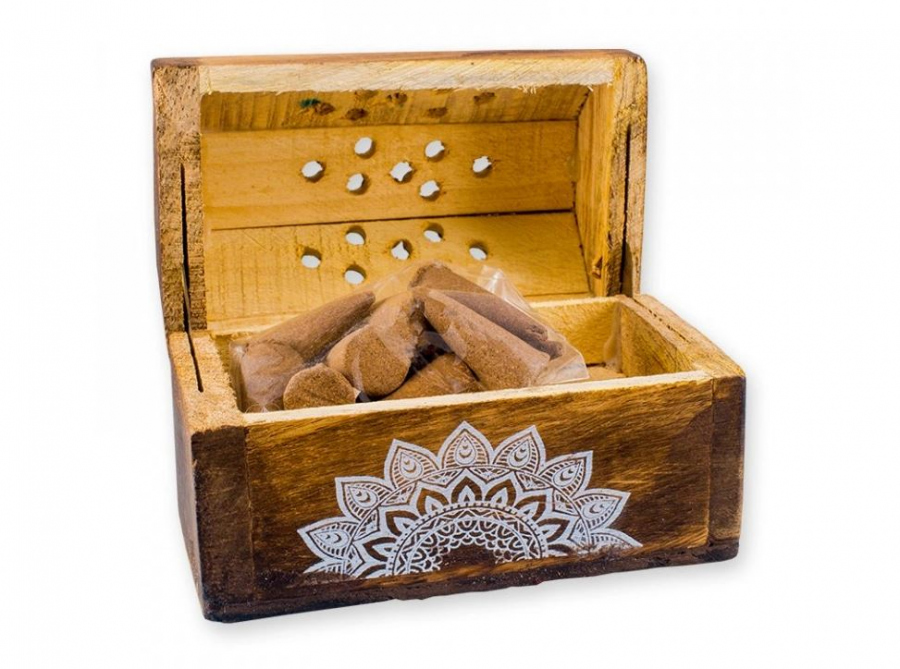 Detail drevenej truhlice so stojanom na kužele