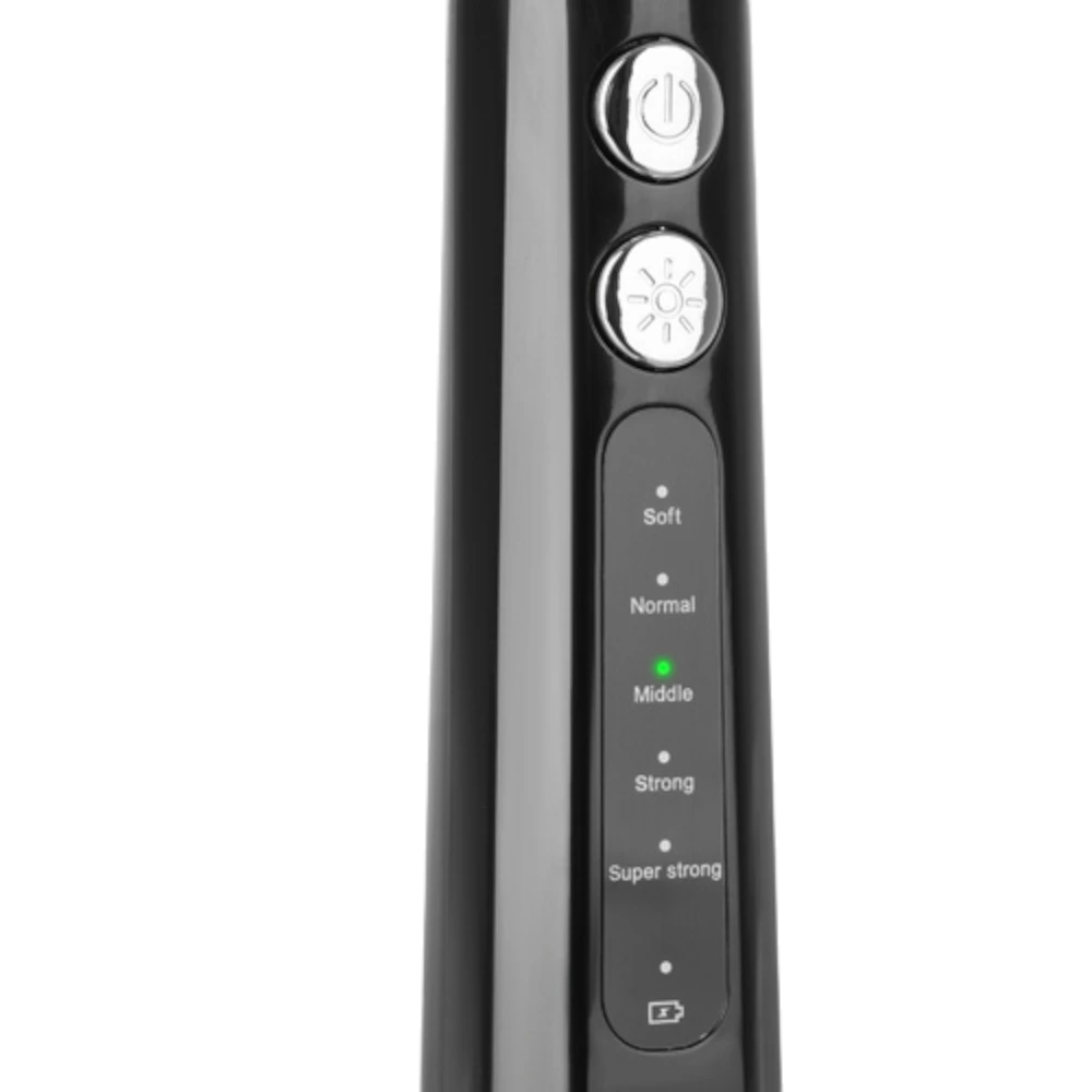 Domáci ultrazvukový prístroj na čistenie zubného kameňa pri použití