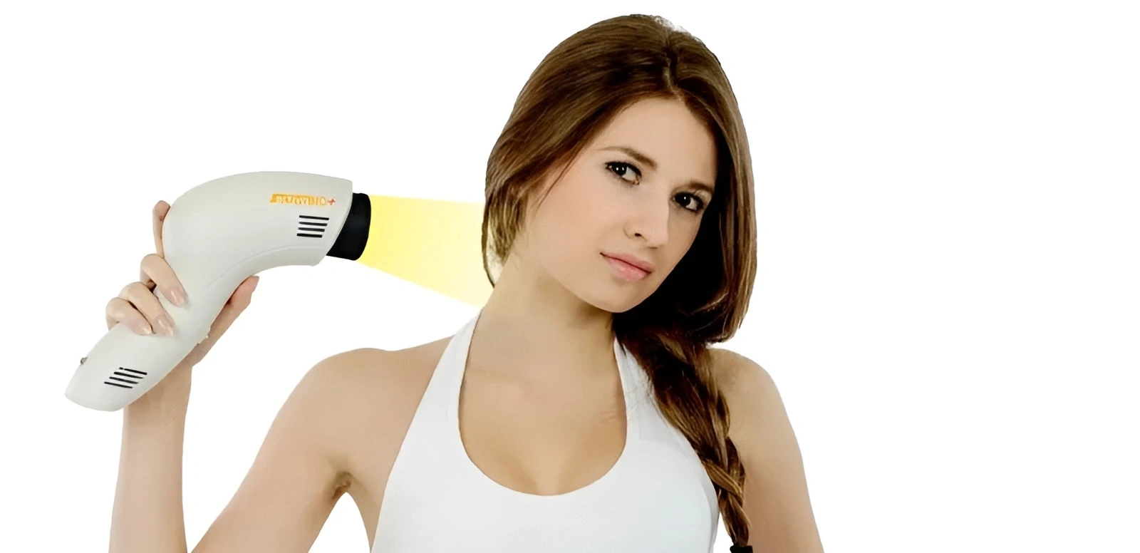 Žena aplikuje svetelnú terapiu biolampou ActiveBio na oblasť krku.