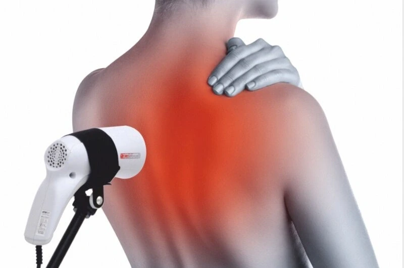 Lúč červeného svetla z polarizačnej biolampy dopadajúci na chrbát.