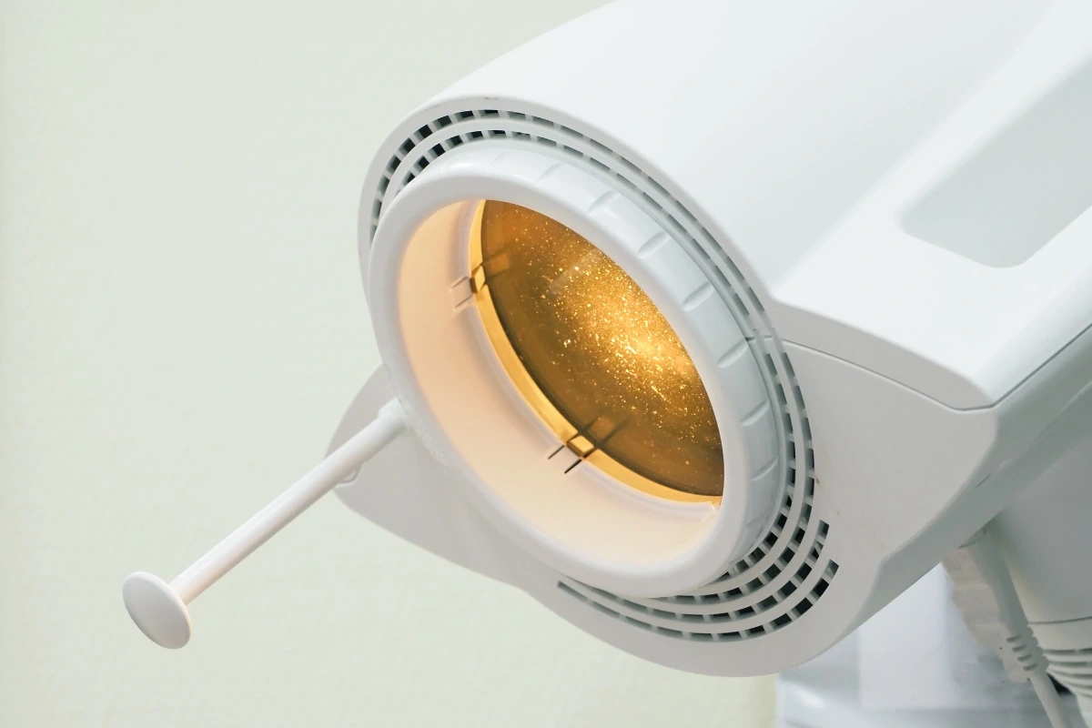 Detailný záber na bielu profesionálnu lampu na svetelnú terapiu.