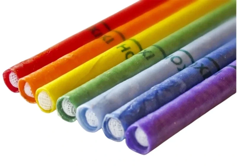 Sedem valcovitých čakrových sviečok.