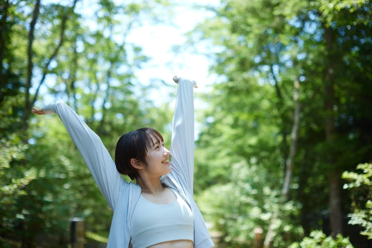 Veselá, vitálna žena uprostred prírody.