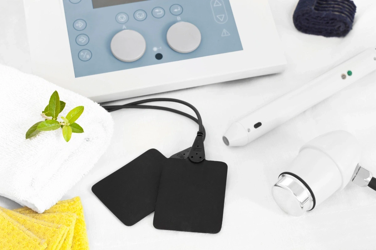 Elektroterapeutické zariadenie s elektródami a aplikátormi.