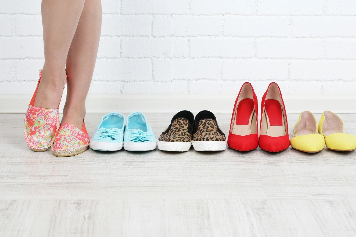 Rôzne páry topánok - ilustrácia správnej starostlivosti o obuv vrátane impregnácie.