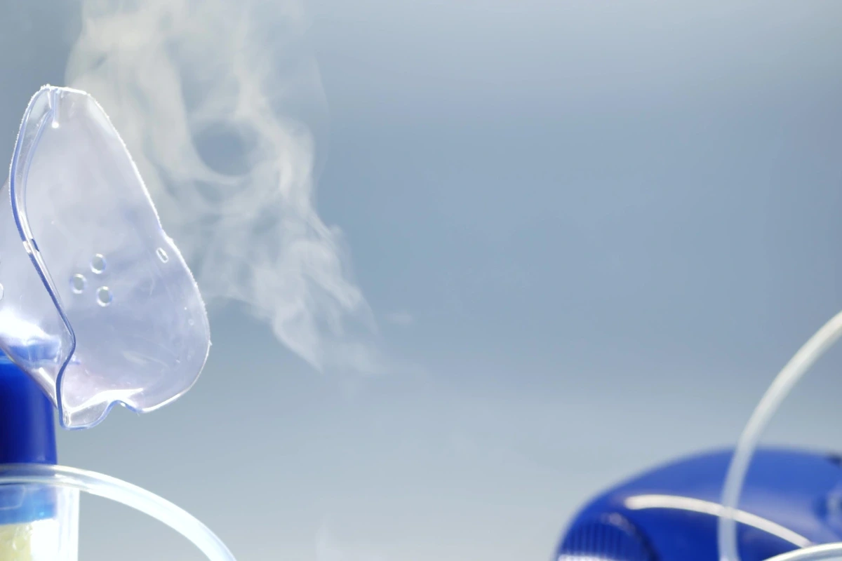 Inhalátor vypúšťajúci hmlovinu pri prevádzke.
