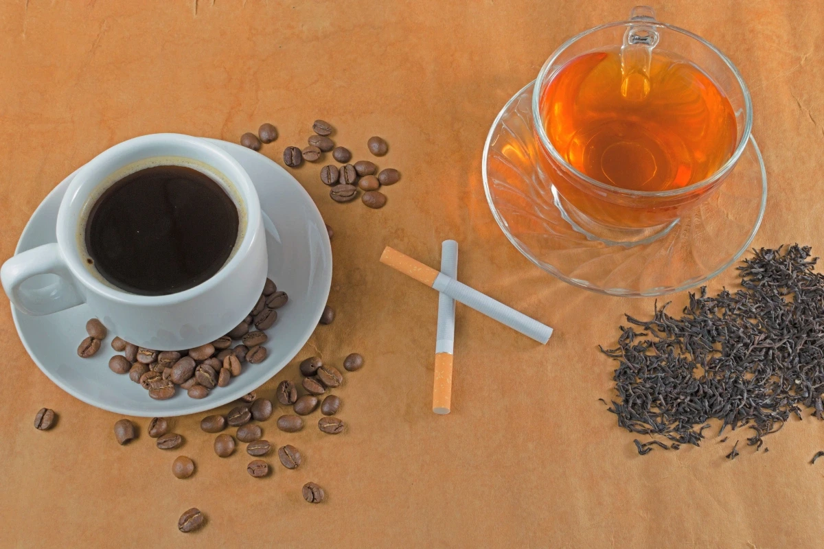 Káva, cigarety a čaj – jedny z faktorov, ktoré zapríčiňujú žltnutie zubov.