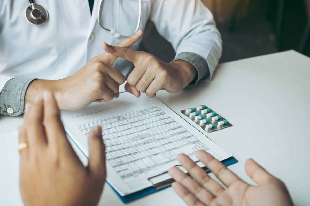 Lekár vysvetľuje pacientovi informácie o liečbe.