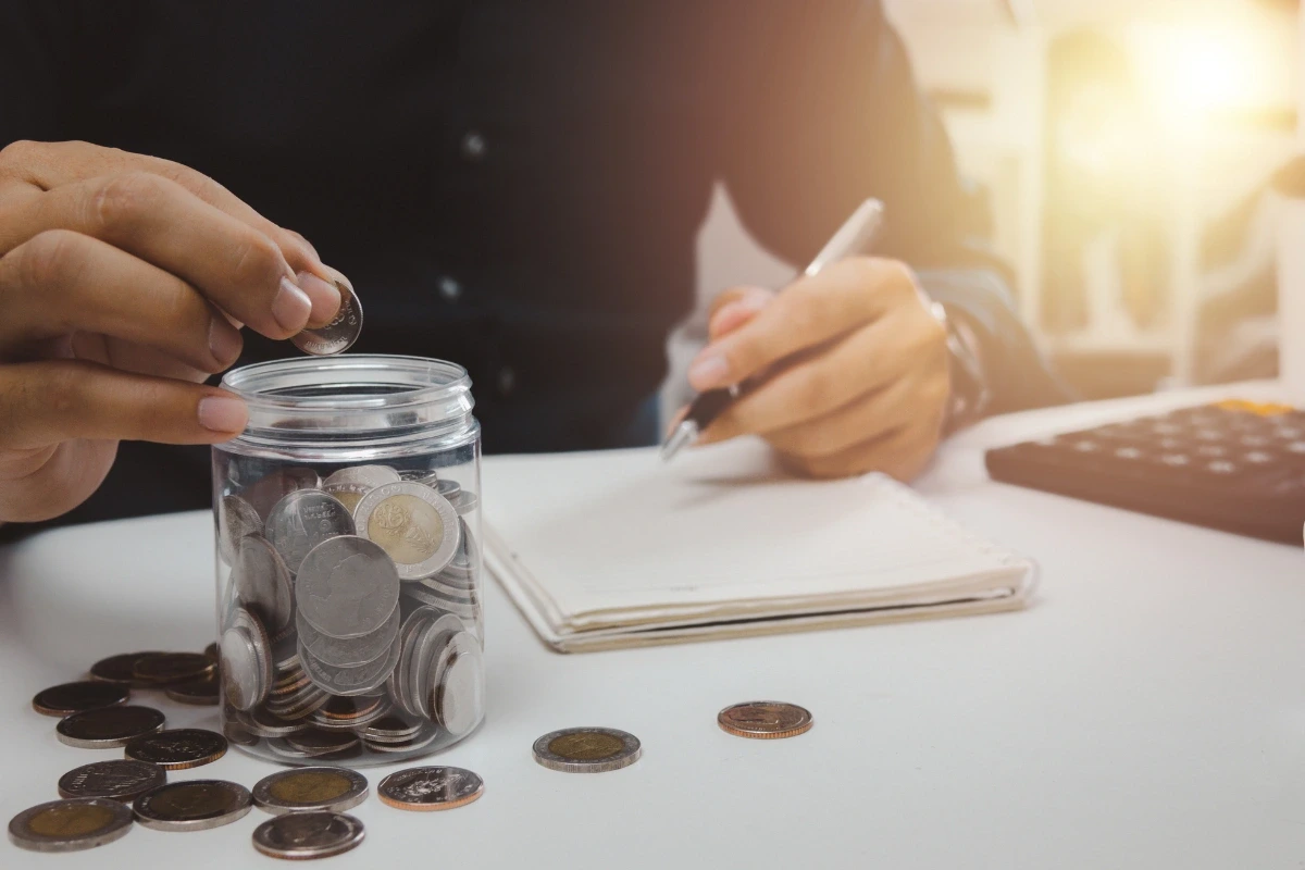 Muž pri rátaní úspor - ilustrácia finančnej výhody, ktorú predstavuje prenájom zdravotníckej pomôcky namiesto jej kúpy.