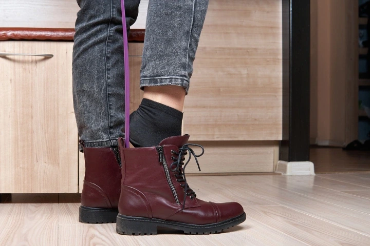 Obuváky robia obúvanie pohodlnejším pre nás a šetrnejším pre naše topánky.