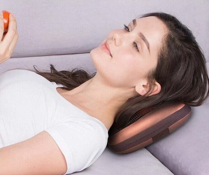 Odpočívajúca žena s hlavou na masážnom vankúši. 