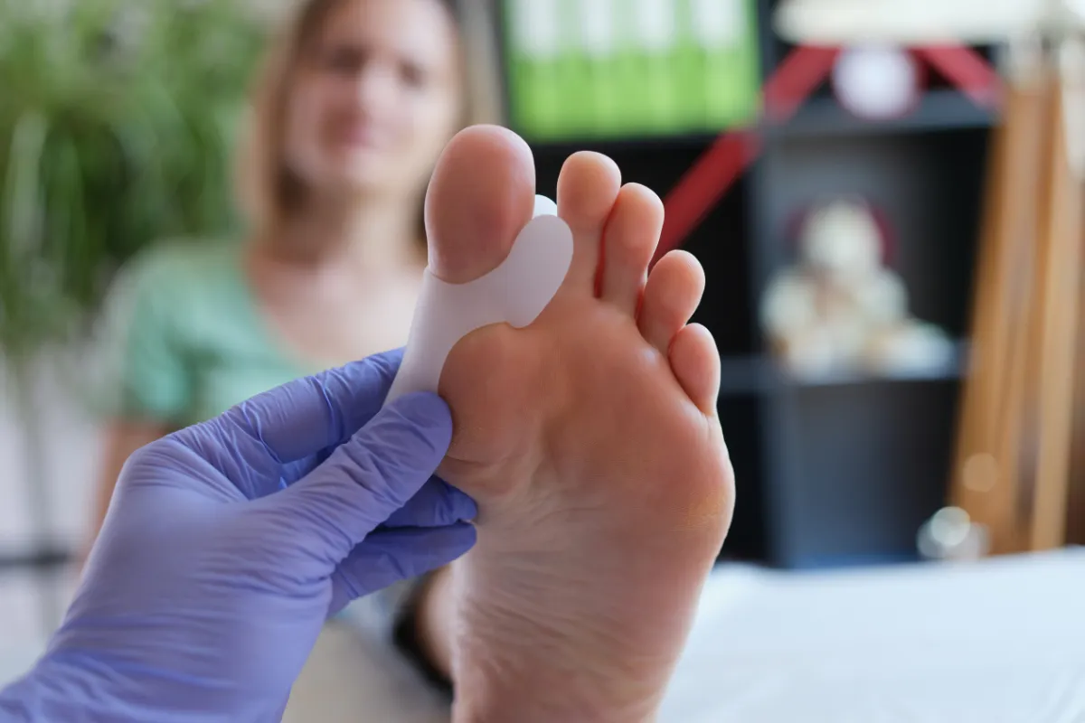 Vybočený palec na nohe? So správnymi pomôckami spomalíte jeho ďalší vývoj a zlepšíte svoj každodenný komfort.