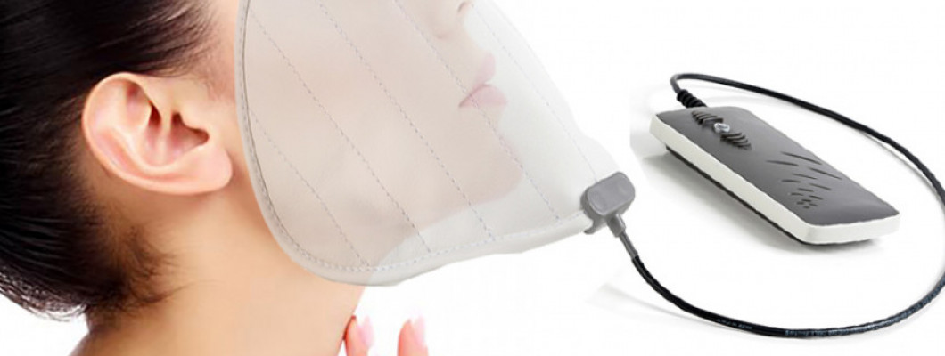 Žena s maskou na pulznú magnetoterapiu aplikovanou na tvári. 