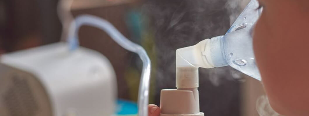 Detailný záber zozadu - osoba pri inhalácii.