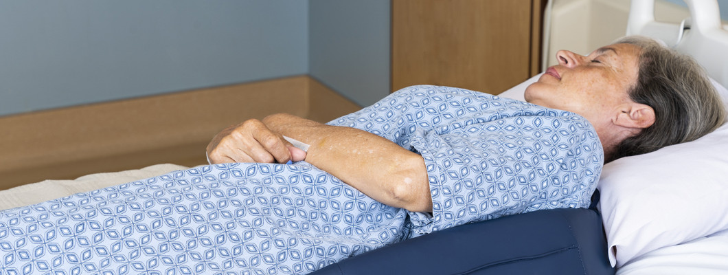 Pacientka ležiaca na posteli – starostlivosť a prevencia proti preležaninám.
